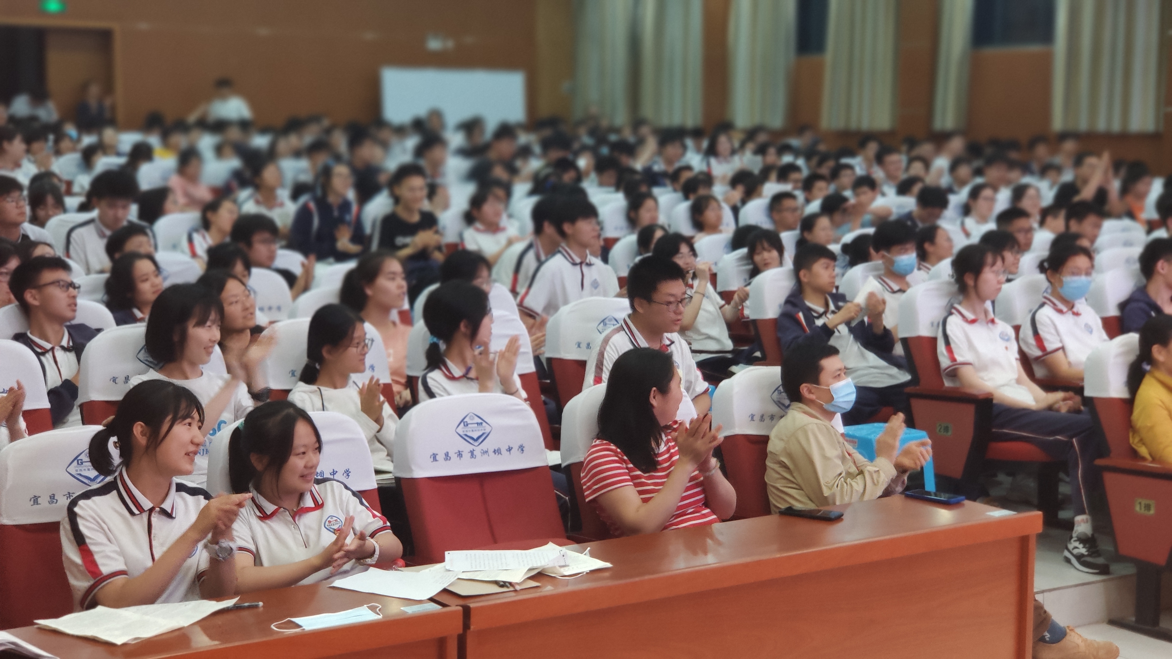 礼堂里有许多人描述已自动生成